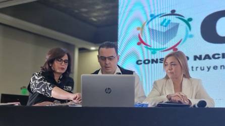 Los concejales del CNE se aprestan en la noche del domingo 28 de noviembre de 2021 a dar el primer corte de resultados de las elecciones presidenciales en Honduras.