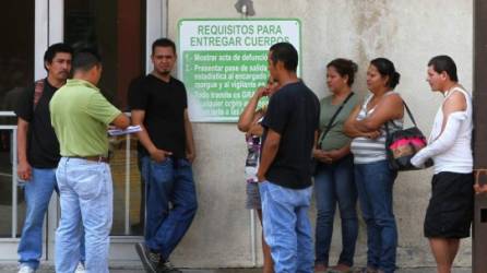 Parientes de Óscar Ramírez mientras esperaban que reconocieran su cadáver.