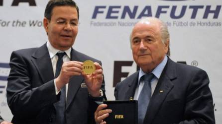 Fotografía tomada el 12 de abril de 2011, el presidente de la FIFA, Joseph Blatter, entrega una medalla a Rafael Callejas, presidente de la Federación Nacional de Fútbol de Honduras. AFP