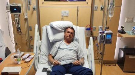 Bolsonaro afirma que las secuelas del apuñalamiento que sufrió en 2016 lo llevaron nuevamente al hospital en Estados Unidos.