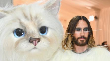 Jared Leto arribó a la Met Gala con un simpático y tierno disfraz de gatito.