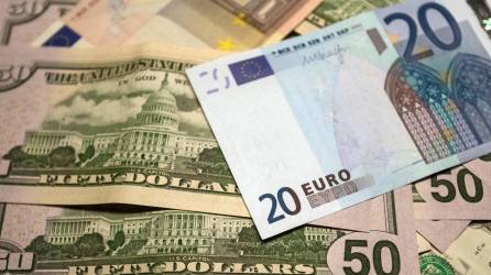 El euro cae y vale lo mismo que el dólar por primera vez en dos décadas.
