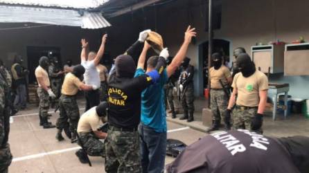 Elementos de la Policía Militar ayer cuando ingresaban al centro penal para trasladar a los últimos reclusos a Lempira y Francisco Morazán.