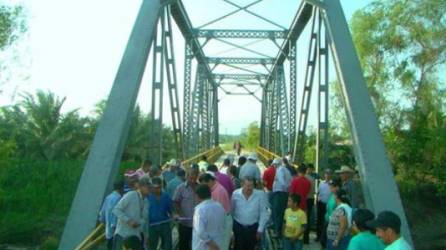 El puente La Nola es la única vía de acceso a ese lugar.