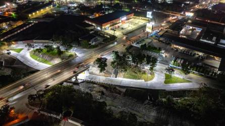 <b>Una vista aérea de los trabajos realizados bajo el puente en el margen derecho del río.</b>