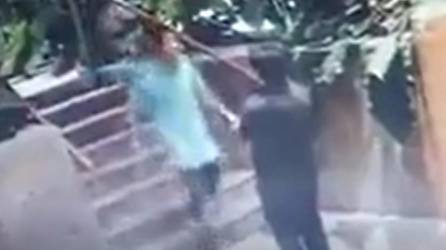 VIDEO: Hombre agrede a vigilante luego de pedirle que moviera vehículo