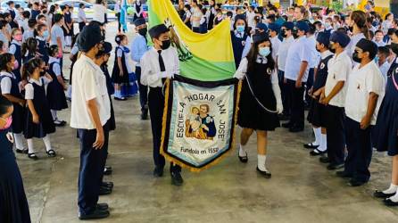 Desde temprano, alumnos y maestros de la Escuela “Hogar San José” rindieron homenaje a la Bandera Nacional.