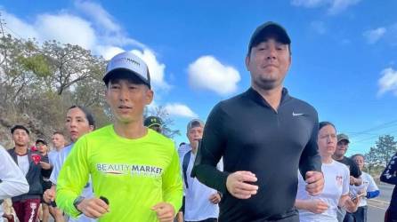 Shin Fujiyama y Octavio Pineda corriendo rumbo a Tegucigalpa.