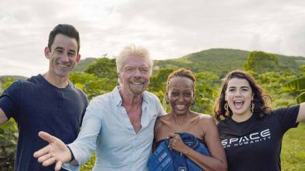 Keisha Schahaff junto al fundador de Virgin Atlantic, Richard Branson.