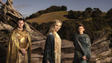 Los actores Benjamin Walker, como el Gran rey Gil-galad; Morfydd Clark, como Galadriel, y Robert Aramayo, como Elrond, durante una escena de la serie The Lord of the Rings: The Rings of Power.