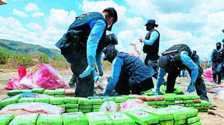Las autoridades policiales y militares han realizado esfuerzos para detener a los narcotraficantes y destruir la droga que transita en el país; sin embargo, necesitan mayores recursos.