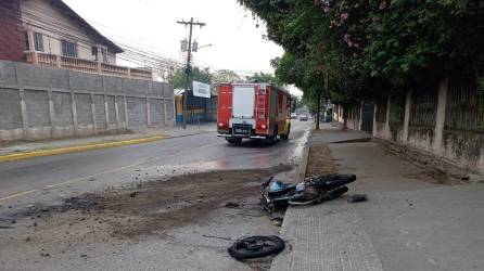 Escena del accidente entre motocicleta y camión en el barrio La Guardia, de San Pedro Sula.