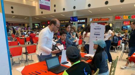 La entrega de los kits para la Vuelta Ciclística Infantil se realizó en la zona del Food Court de Multiplaza de Tegucigalpa.