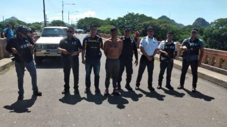 La Policía de Honduras entregó a “El Murciélago” a la Policía de El Salvador.