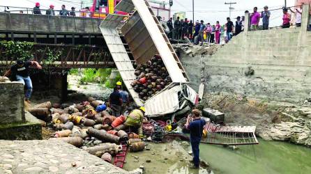 El camión cayó por un puente cuando le fallaron los frenos.