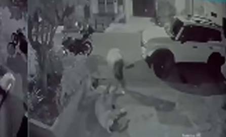 Video del momento en que dos agentes son abatidos mientras inspeccionan camioneta robada
