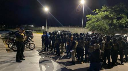 Agentes antipandillas reciben una charla en un sector de San Pedro Sula, previo a acciones contra el crimen organizado en la zona norte de Honduras.