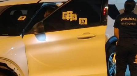 Agentes de la Policía Nacional inspeccionan el vehículo en el que iban las abogadas.