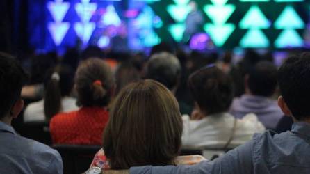 Miembros de una iglesia hondureña congregados en un auditorio.