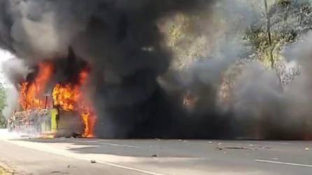 Autobús en llamas en la carretera CA-5.