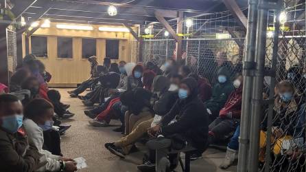 un grupo de inmigrantes indocumentados piden asilo, mientras permanecen en un centro de detención de inmigrantes en El Paso, Texas.