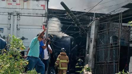 Tres personas muertas y cinco heridas dejó el impacto de una rastra en una panadería en El Carrizal, Tegucigalpa.