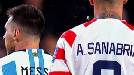 El escupitajo de Antonio Sanabria, delantero de Paraguay, contra el capitán de Argentina, Lionel Messi.