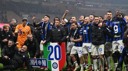 El Inter se coronó campeón de la Serie A tras ganar el derdi al Milán en San Siro.