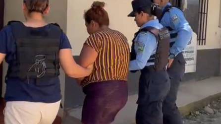 Agentes de la Policía custodian a Georgina Gálvez tras ser capturada.