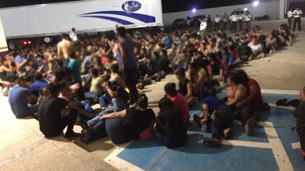 Traficantes de personas abandonaron a cientos de migrantes en un tráiler en Veracruz.