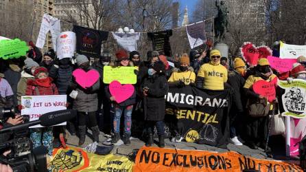 Inmigrantes marchan en Nueva York exigiendo nuevas políticas a las autoridades estatales.