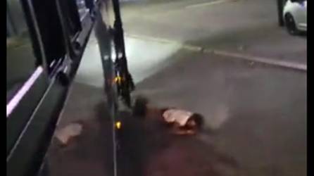 Imagen del video cuando cae el pasajero al pavimento.