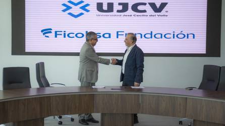 Juan Carlos Atala, presidente de la Fundación Ficohsa junto a Julio Raudales, rector de la Universidad formalizaron la alianza.