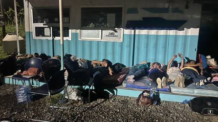 Un grupo de maestros pasó la noche en la aduana de Mocalempa esperando que abrieran al día sigueiente.