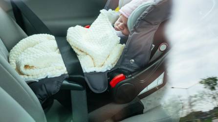 De 0 a 12 años, los niños deben viajar en el asiento trasero del auto y de espaldas al conductor si son recién nacidos o bebés.