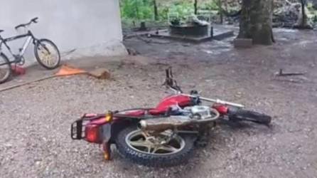 La motocicleta del presunto sicario quedó tirada en el suelo.