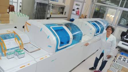 <b>La jefa de laboratorio, Sagrario Calderón, muestra la nueva máquina Cobas c503, con la que realizarán múltiples exámenes. Fotos: Jorge Monzón. </b>