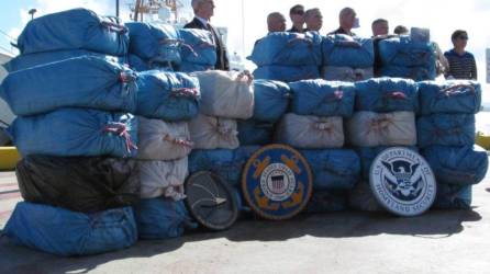 Fuerzas de seguridad muestran el alijo de cocaína incautado en mar abierto de Puerto Rico.