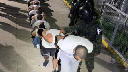 Las autoridades de Honduras trasladaron este martes a 1,628 presos de alta peligrosidad a dos cárceles de “máxima seguridad” en el oriente y occidente del país, en el marco de la operación “Fe y Esperanza” lanzada por el Gobierno luego de la matanza de 46 mujeres, el 20 de junio.