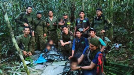 Los niños colombianos junto a un grupo de militares que logró rescatarlos tras una búsqueda de más de un mes.