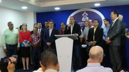 El presidente Juan Orlando Hernández oficializó el aumento junto con los representantes de la empresa privada y centrales obreras.
