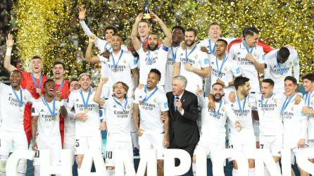 Karim Benzema, como capitán, levanto el trofeo de campeón del Mundial de Clubes con el Real Madrid.