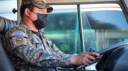 Militares salvadoreños conducen las unidades de transporte decomisadas por el Gobierno a empresario detenido.