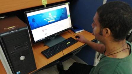 Un estudiante utiliza una de las computadoras especiales para no videntes.