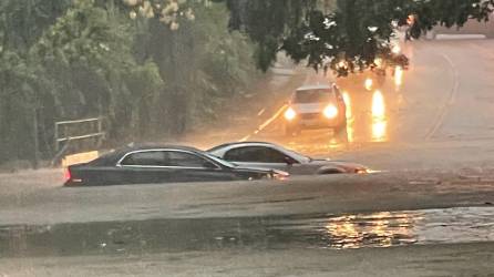 Decenas de personas quedaron atrapadas en sus vehículos por las inundaciones repentinas en Dallas.