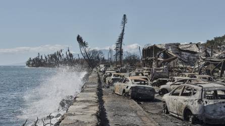 Edificios y autos destruidos a lo largo de la calle Front en Lahaina, Hawái, dos días después de que la histórica ciudad de Maui fuera devastada por un incendio forestal, el 11 de agosto de 2023.