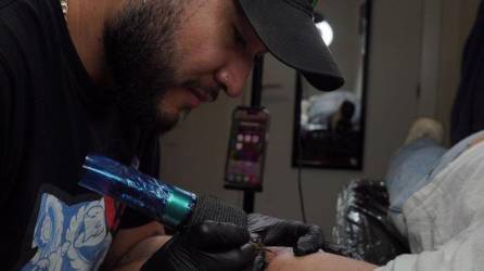 Mario Sierra proyecta que en seis años ha realizado más de 1,000 tatuajes.