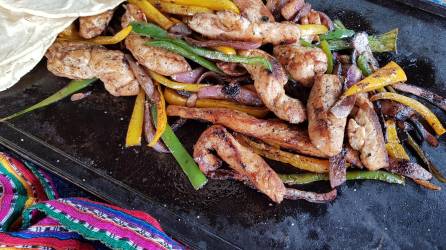 Estas fajitas de pollo son fáciles de elaborar y muy saludables, además requieren poco tiempo de preparación.