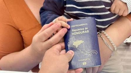 Consulado de Honduras en Madrid, España entrega pasaporte a madre y bebé que fue nacionalizado en la oficina consular.