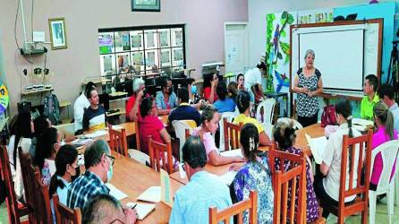 Los cubanos capacitan a maestros voluntarios para alfabetizar.